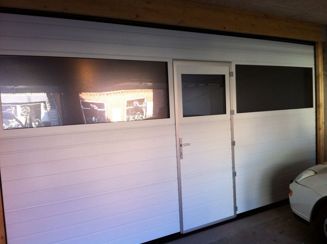Smuk garageport med struktur, dør og vinduer